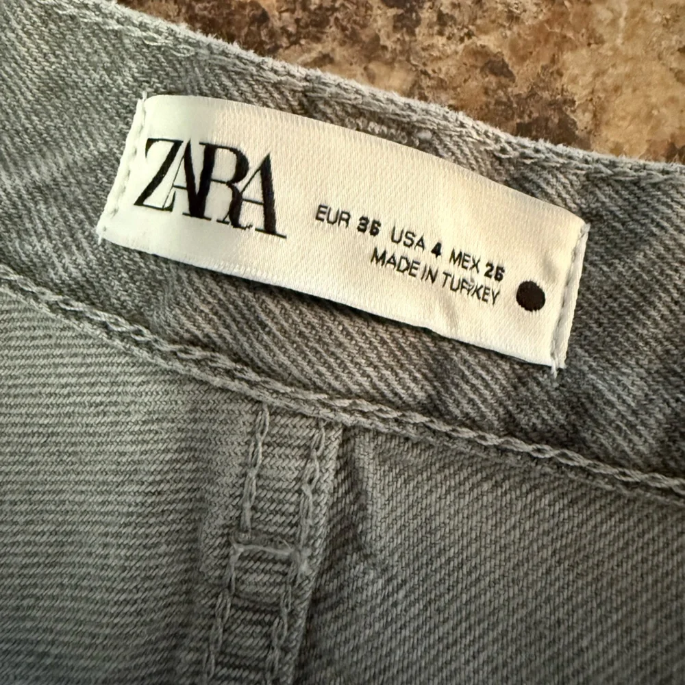 Zara Women’s Metallic Shiny Silver Straight Cropped Festival Jeans Size 4